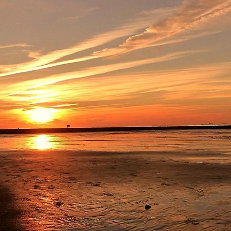 Luettje Huus Frieda Mit Strandkorb Am Strand Von Mai Bis September Куксгафен Екстер'єр фото
